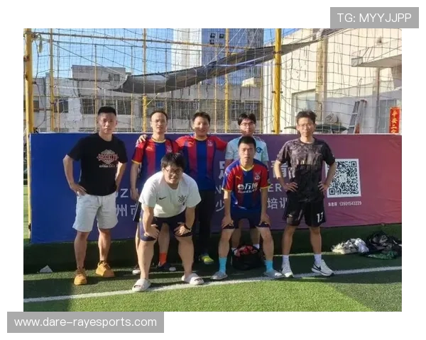 谢顶球星传奇：从发际线到绿茵场，坚韧与技术的完美融合