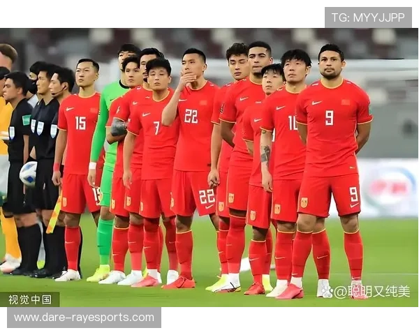 足球巨星温馨拥抱背后传递的情感与团队精神展现