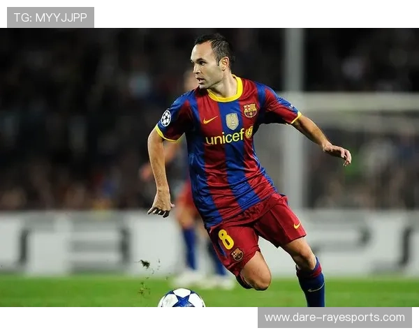 足球西装球星风采展示：他们场上场下的完美结合与魅力演绎